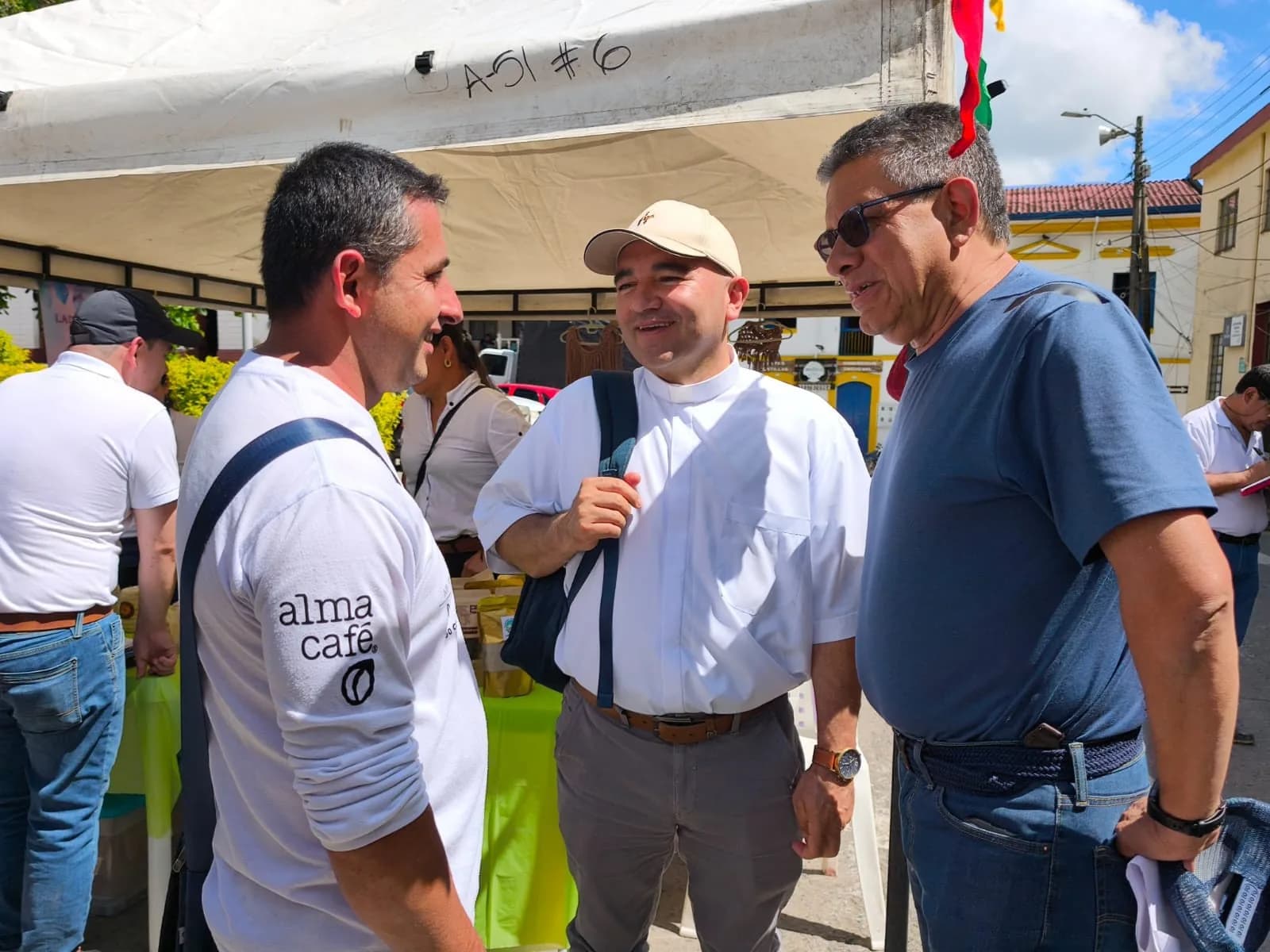 Representantes comunitarios dialogan durante una actividad territorial
