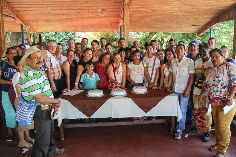 Integrantes del PAI Guarinó posan durante una celebración comunitaria